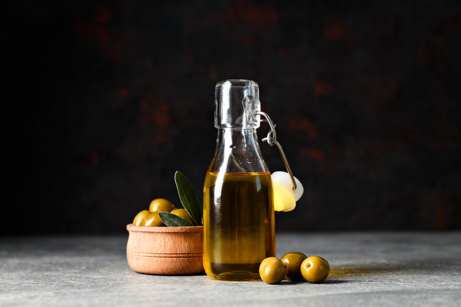 Botella de aceite de oliva virgen extra producido por Roesan Agropecuaria en La Jana, Castelló